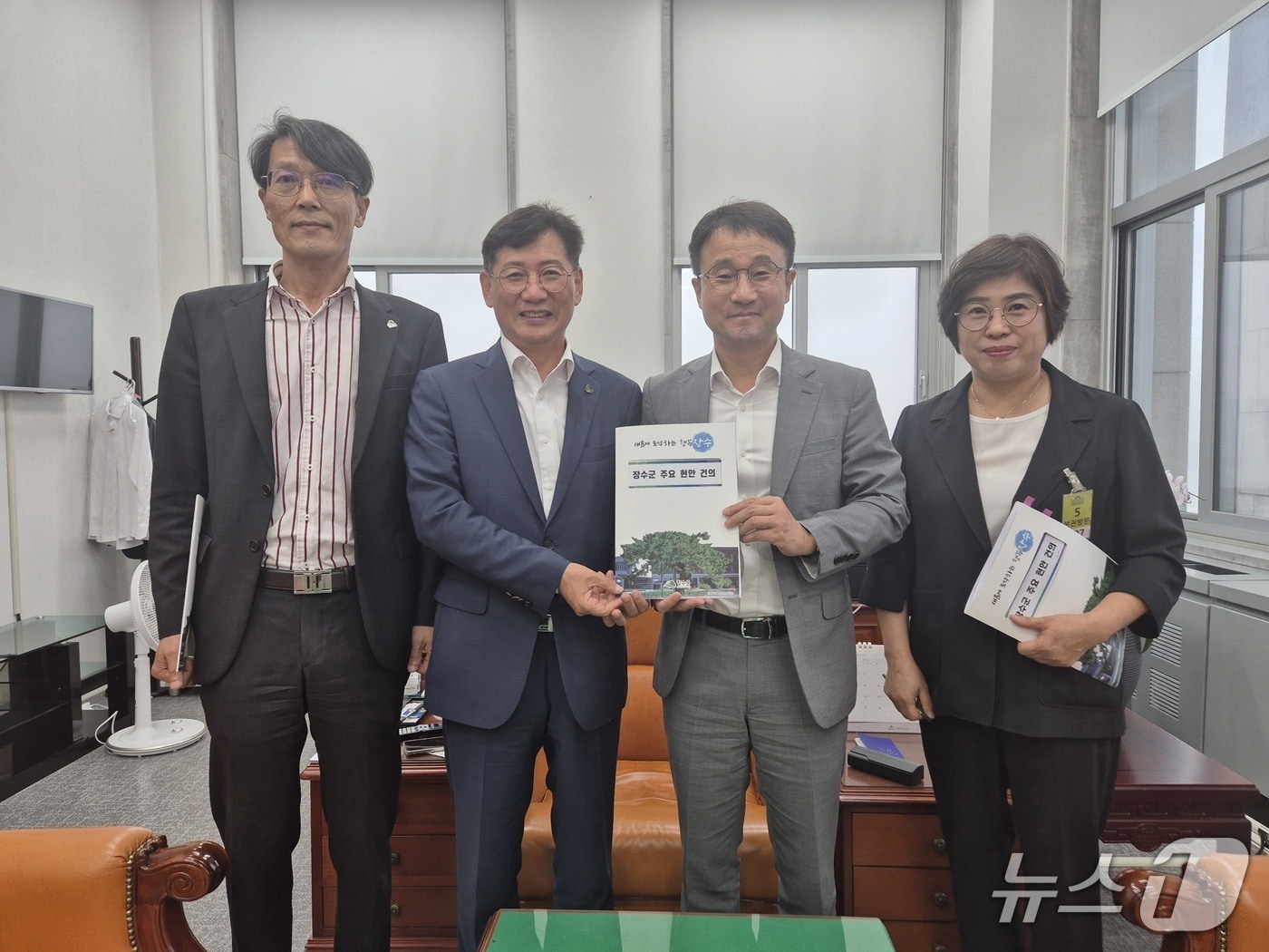 24일 국회를 찾아 지역 주요 현안 사업을 설명한 최훈식 전북 장수군수. (장수군 제공. 재판매 및 DB금지)2025.9.25/뉴스1