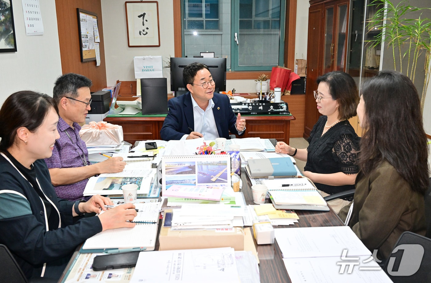 권태호 울산시의원은 25일 중구청 기획예산실 관계자들과 내년도 시비 지원방안 확보를 위한 간담회를 갖고 중구 지역 현안 사업을 점검했다.(울산시의회 제공. 재판매 및 DB금지)/뉴스1