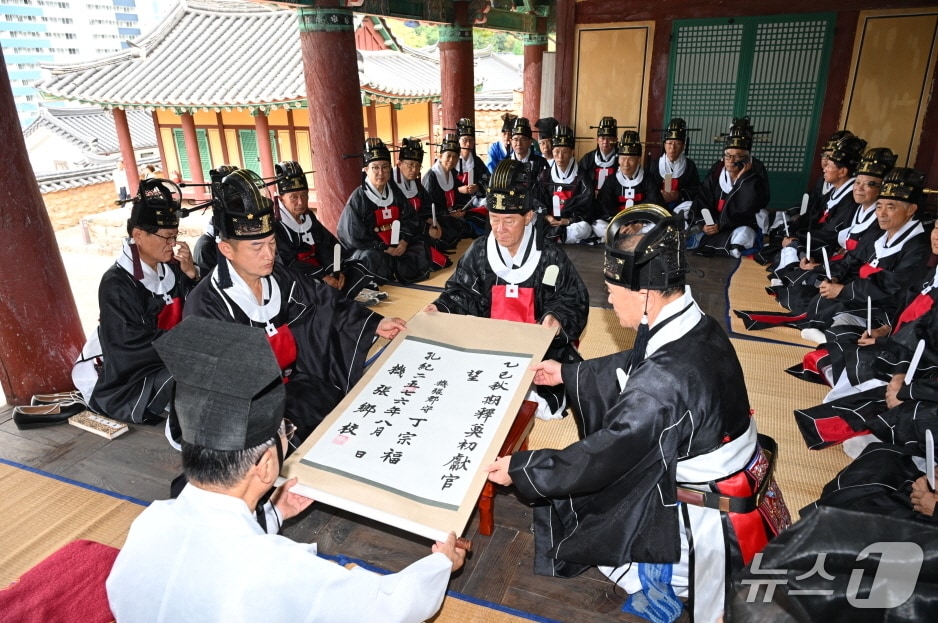 정종복 기장군수가 기장향교에서 추기 석전대제를 봉행하고 있다.(기장군 제공. 재판매 및 DB금지)