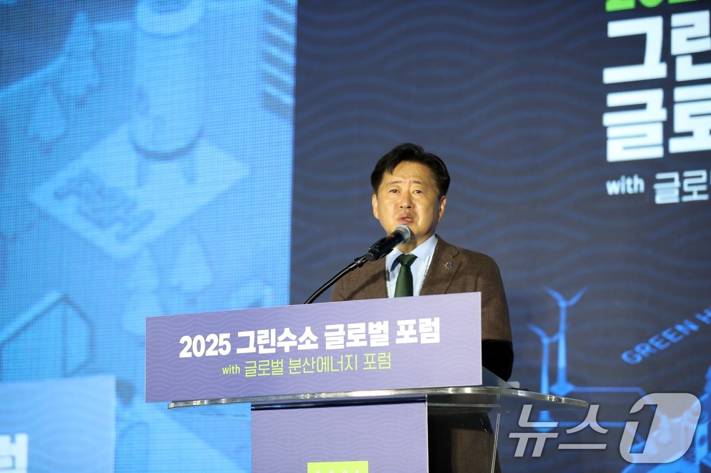 25일 오전 제주국제컨벤션센터에서 열린 2025 그린수소 글로벌 포럼 개막식에서 오영훈 제주도지사가 개회사를 하고 있다.2025.9.25/뉴스1 ⓒ News1 고동명 기자