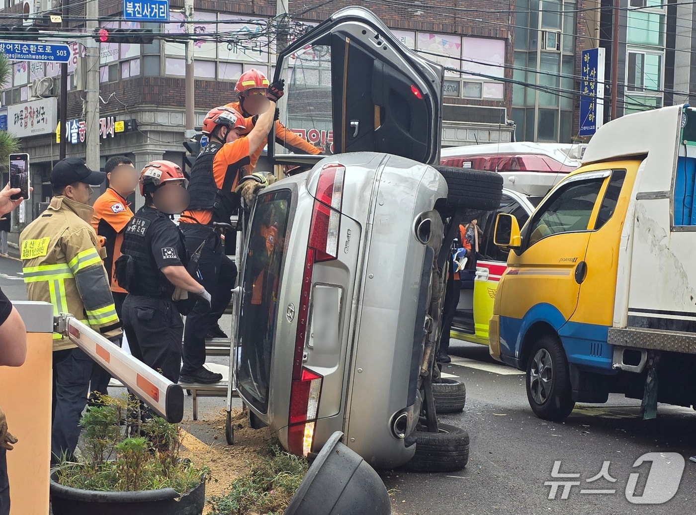 25일 오후 3시 21분께 울산 동구 방어동에서 60대 운전자 A 씨가 몰던 차량이 식당으로 돌진하는 사고가 발생했다.(독자 제공)