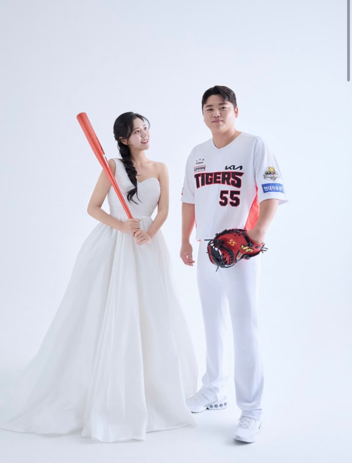 KIA 타이거즈 포수 한준수가 25일 치어리더 출신 김이서 씨와 결혼을 발표했다. (한준수 SNS 캡처)