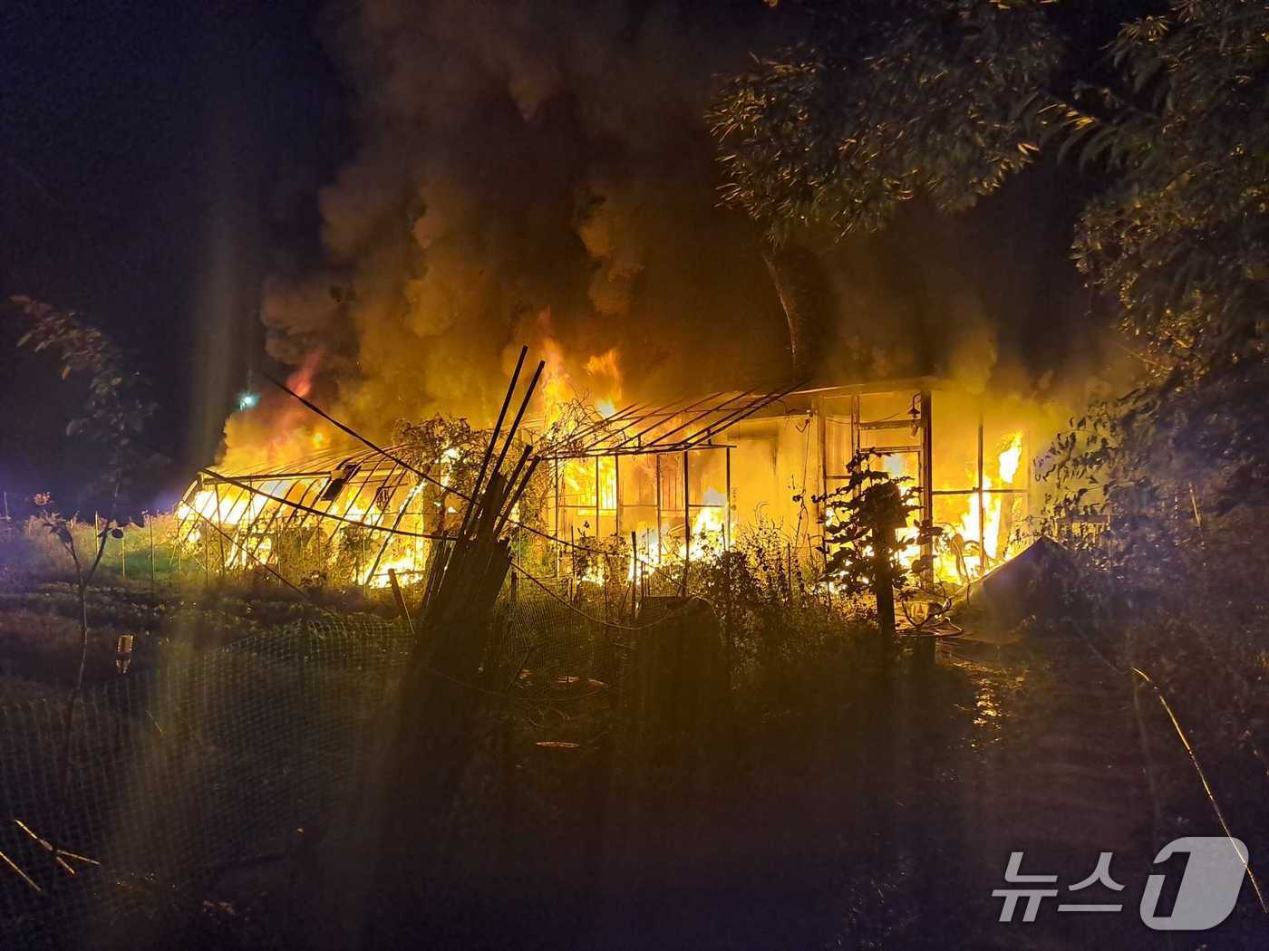 강원 강릉 죽헌동 비닐하우스 화재 현장.(강원도소방본부 제공, 재판매 및 DB금지)