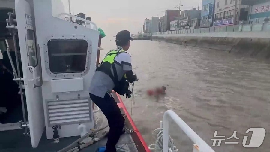26일 오전 6시 50분께 군산시 해망동 동백대교 인근 해상에서 10대 남녀가 물에 빠져 해경이 구조 작업을 벌이고 있다.(군산해경 제공. 재판매 및 DB금지)