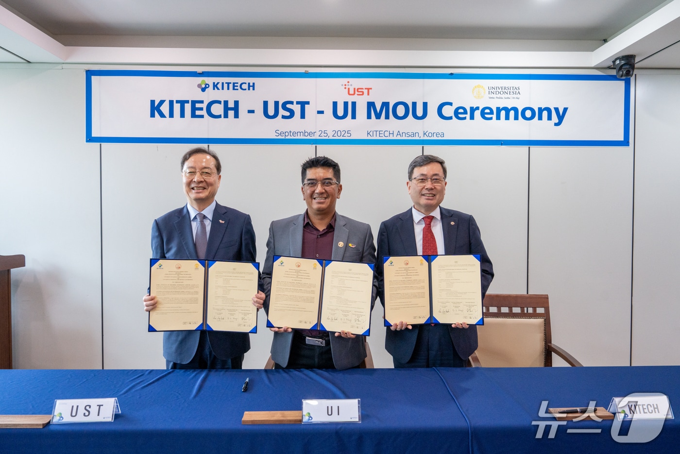 강대임 UST 총장(왼쪽)과 헤리 헤르만샤 UI 총장(가운데), 이상목 생기원장이 25일 과학기술 분야 글로벌 인재양성 협력 강화를 위한 업무협약을 체결하고 기념사진을 촬영하고 있다.(UST 제공) /뉴스1