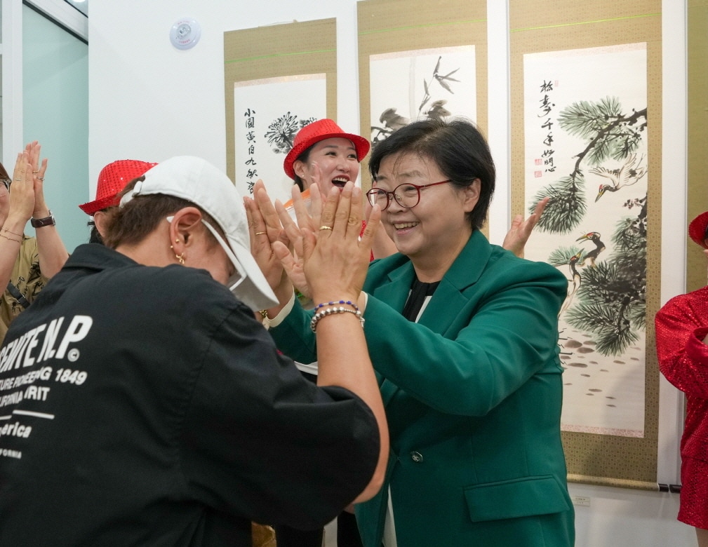 이순희 강북구청장이 24일 자치회관 프로그램 발표 전시회를 찾아 주민들을 격려하고 있다.(강북구 제공)
