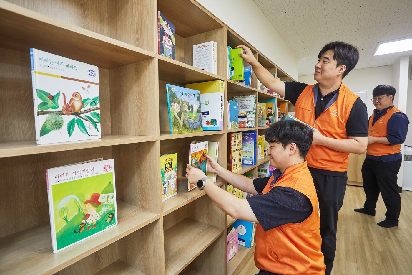 ㈜한화 건설부문 임직원들이 포레나 도서관 104호점 조성 봉사활동을 하고 있다..(㈜한화 건설부문 제공) 뉴스1 ⓒ News1