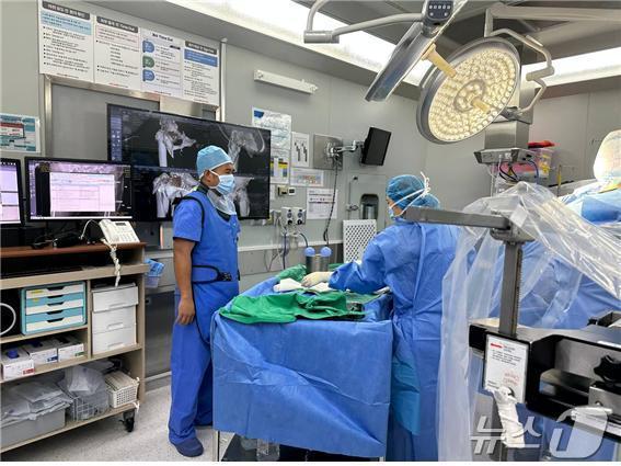 경북대병원은 26일 경북도 공공의료과가 주관한 ‘캄보디아 핵심의료인력 역량강화 연수사업’에 참여해 캄보디아 출신 정형외과 전문의와 외상 전문 간호사를 집중 연수한다.(경북대 병원 제공. 재판매 및 DB금지) /뉴스,1