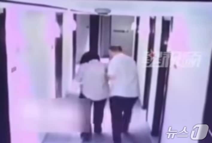 A 씨를 안고 호텔 방에 들어가는 왕 씨의 모습이 CCTV에 포착됐다. &#40;유튜브 갈무리&#41;