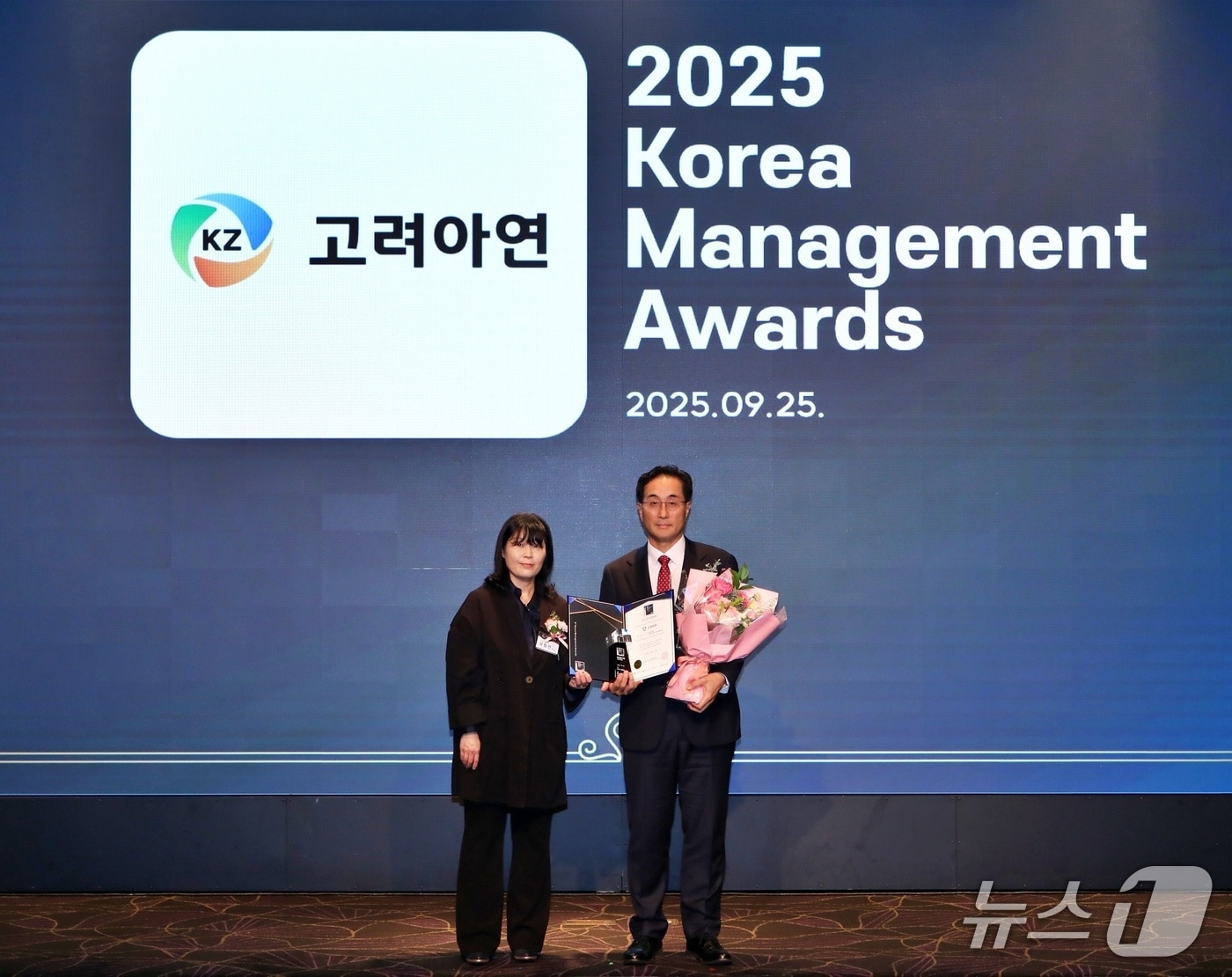 이화진 산업정책연구원장과 김기준 고려아연 부사장&#40;오른쪽&#41;이 2025 한국경영대상 시상식에서 기념촬영 하는 모습&#40;고려아연 제공&#41;