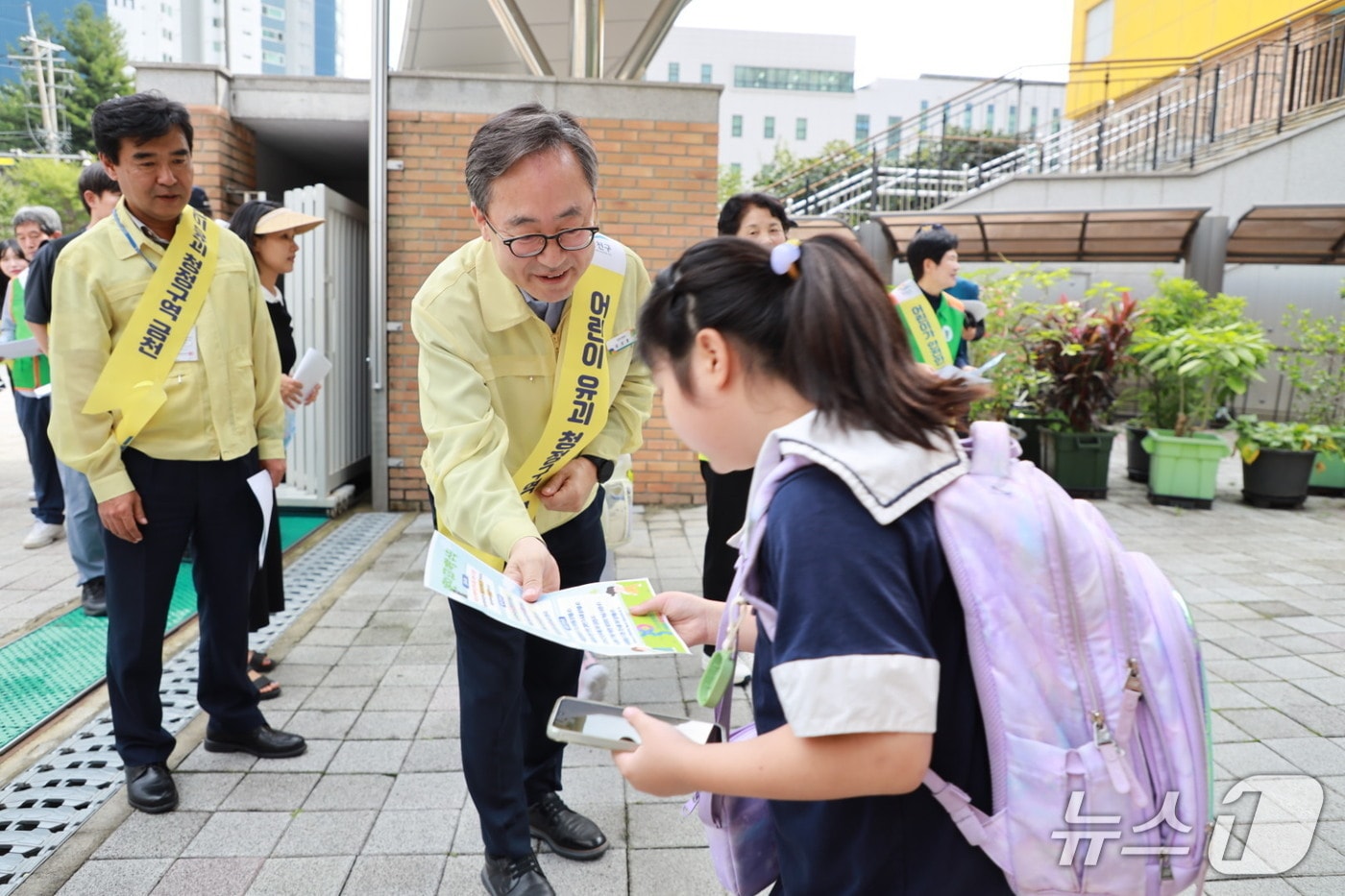 유성훈 금천구청장이 지난 25일 금나래초등학교 앞에서 유괴 예방 안전 수칙을 홍보하고 있다.(금천구 제공)