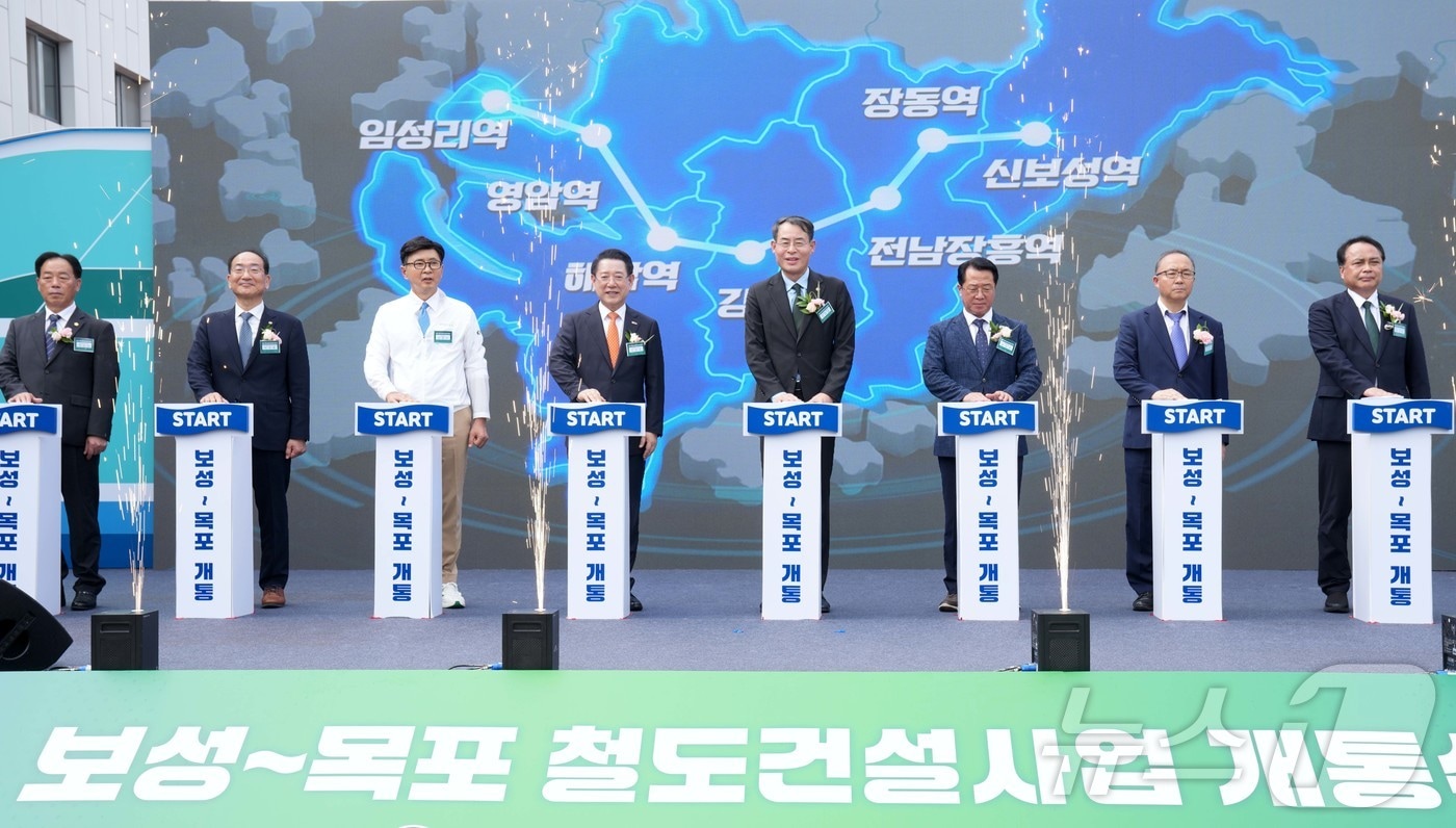 김영록 전라남도지사가 26일 신보성역에서 열린 ‘전남남해선 목포보성선 개통식’에 참석해 주요내빈들과 개통 세레머니를 하고 있다.&#40;전남도 제공. 재판매 및 DB금지&#41;2025.9.26/뉴스1