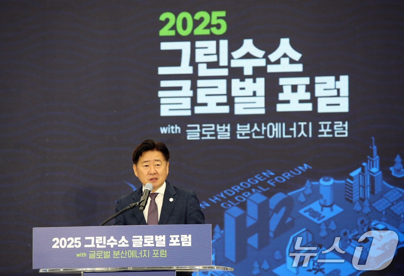 26일 오후 제주국제컨벤션센터에서 열린 2025 그린수소 글로벌 포럼 국회 특별세션에서 오영훈 제주도지사가 환영사를 하고 있다.2025.9.26/뉴스1 ⓒ News1 고동명 기자