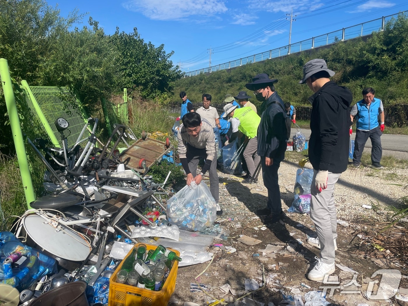 한국농어촌공사 무진장지사가 전북 진안군 진안읍 학천3동 마을 일대에서 환경 정화 활동을 하고 있다.(공사제공. 재판매 및 DB금지)2025.9.27/뉴스1