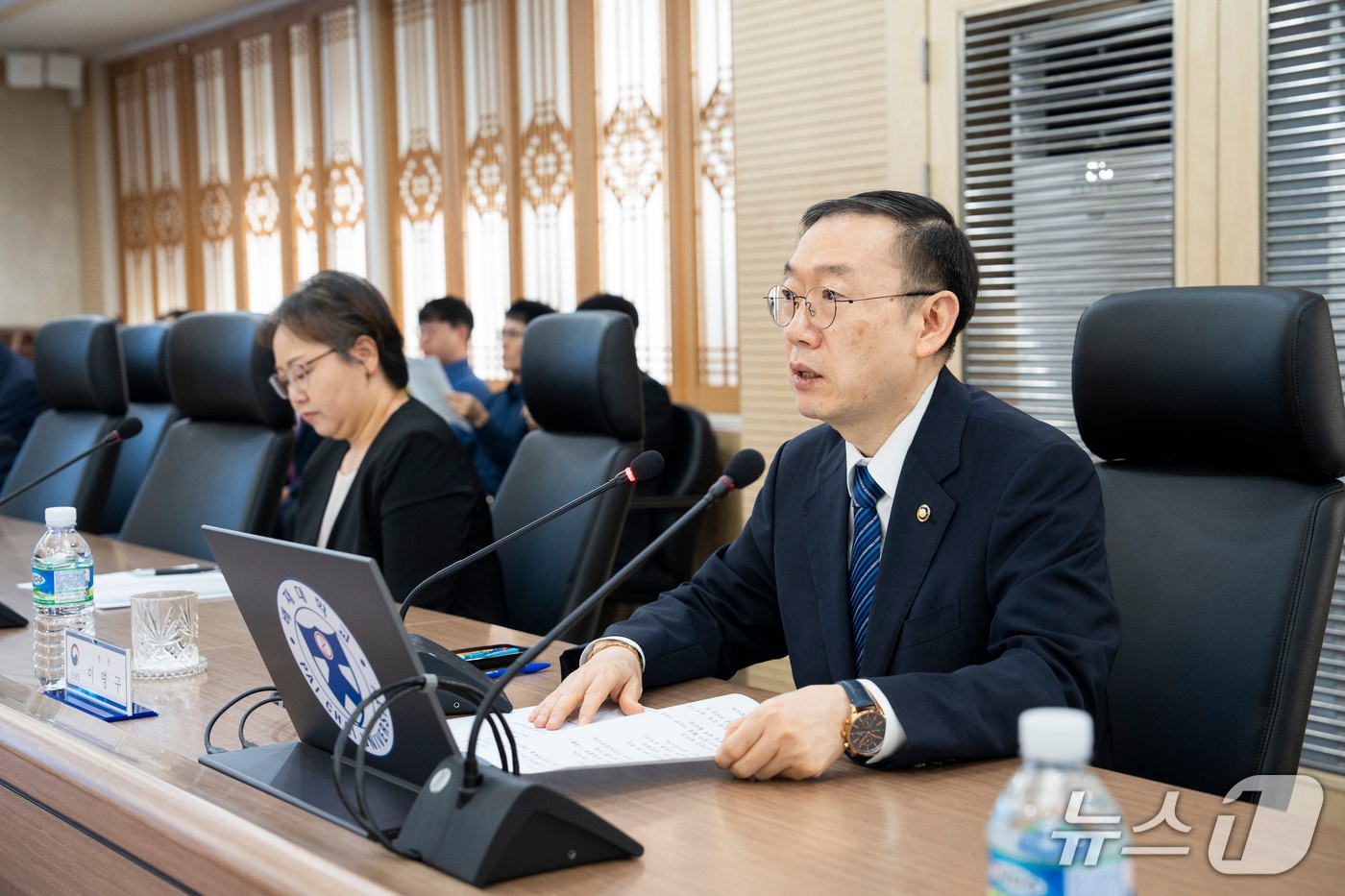 이명구 관세청장(오른쪽)이 26일 배재대학교에서 관세행정 현장 맞춤형 기술개발 2.0 사업 착수보고회를 개최하고 있다. (관세청 제공.재판매 및 DB금지)/뉴스1 