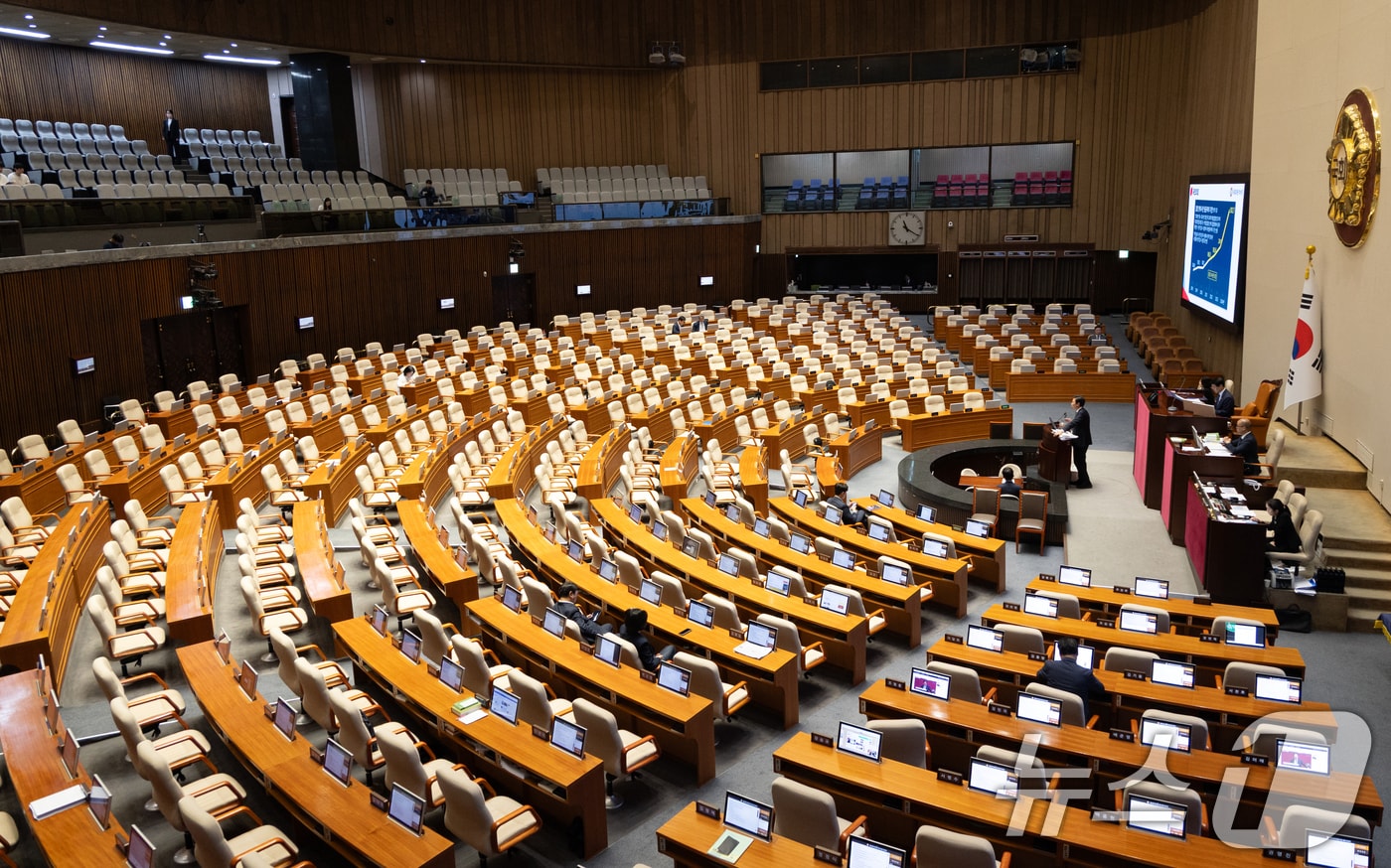박수민 국민의힘 의원이 25일 서울 여의도 국회에서 열린 제 429회 국회(정기회) 제9차 본회의에서 정부조직법 일부개정법률안(대안)에 대한 무제한 토론(필리버스터)을 하고 있다. 2025.9.26/뉴스1 ⓒ News1 이승배 기자