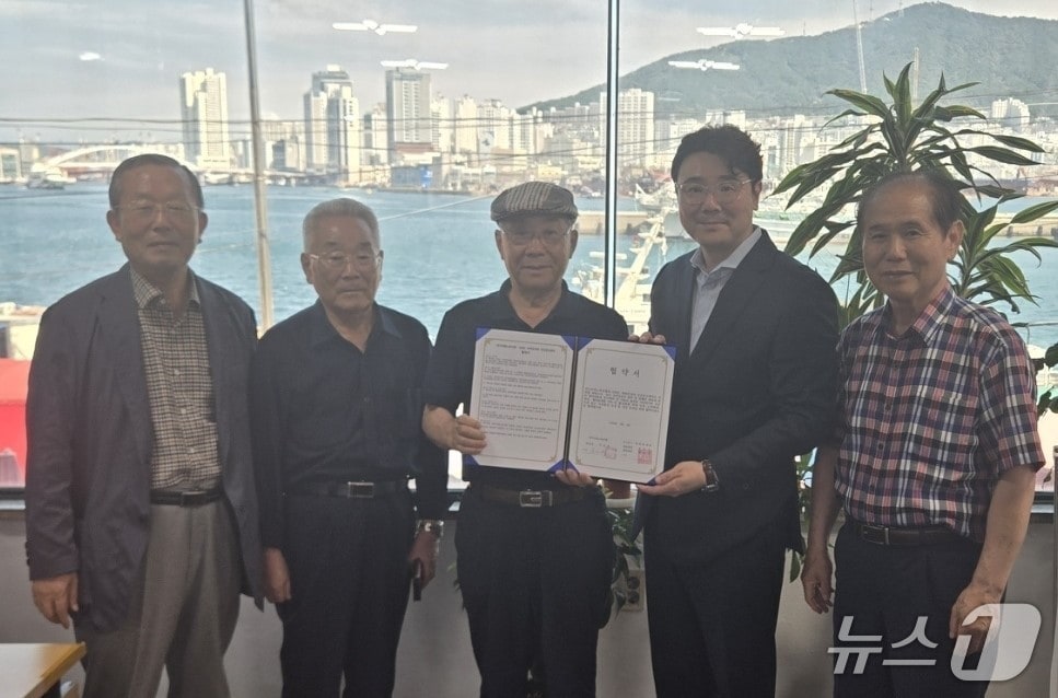 속바른내과와 전국선원노동조합이 '지정병원 의료지원 협약'을 체결하고 있다.(속바른내과 제공. 재판매 및 DB금지)