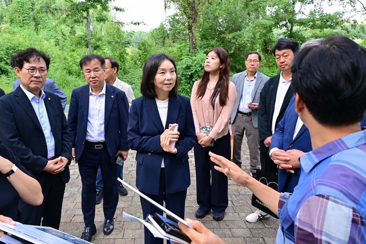 최호정 서울시의장이 안양천 조경 유지관리 현황을 청취하고 있다.(서울시의회 제공)