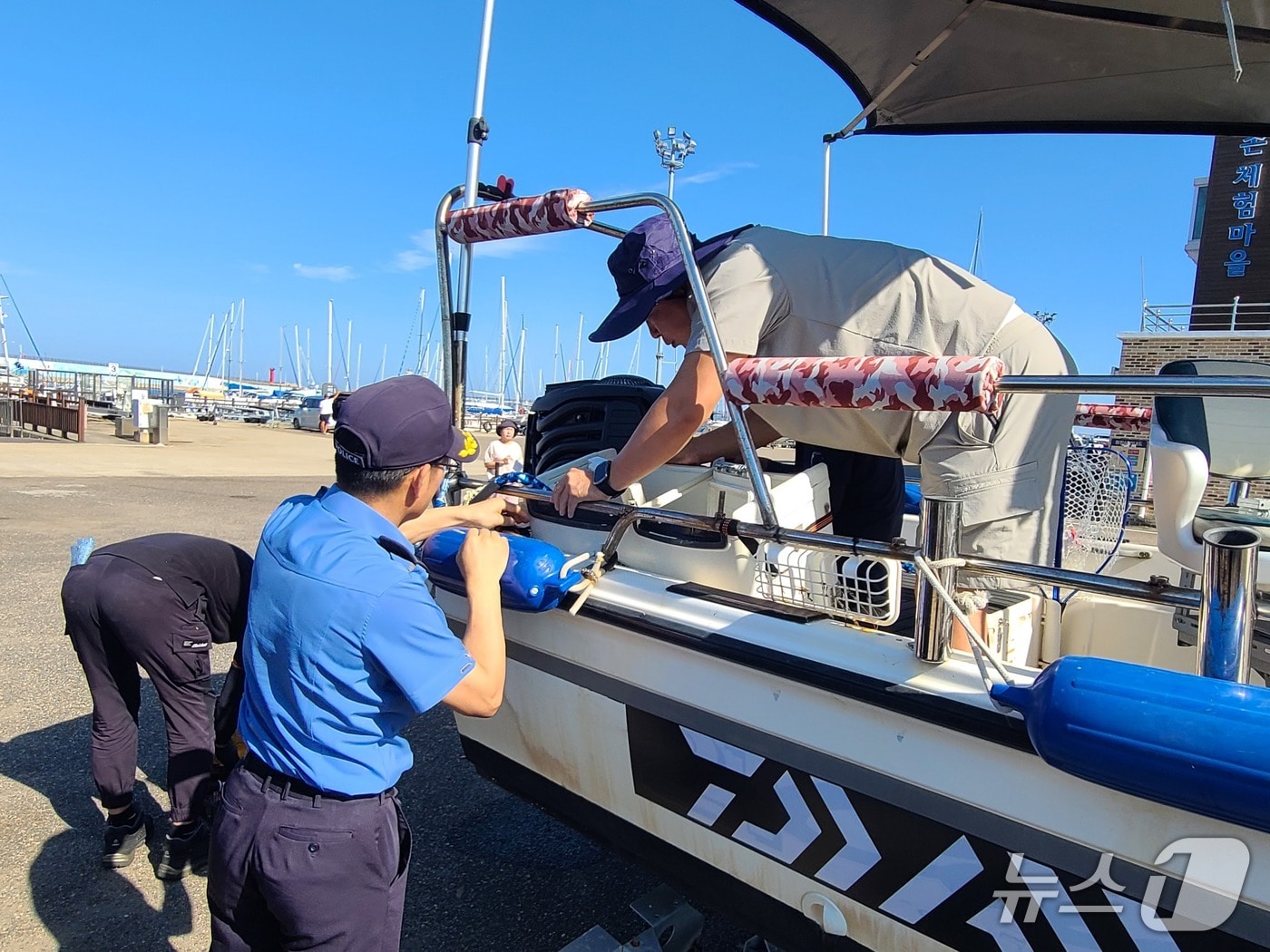 속초해경, 양양 요트마리나서 동력수상레저기구 무상캠페인.(속초해경 제공, 재판매 및 DB 금지) 2025.9.26/뉴스1