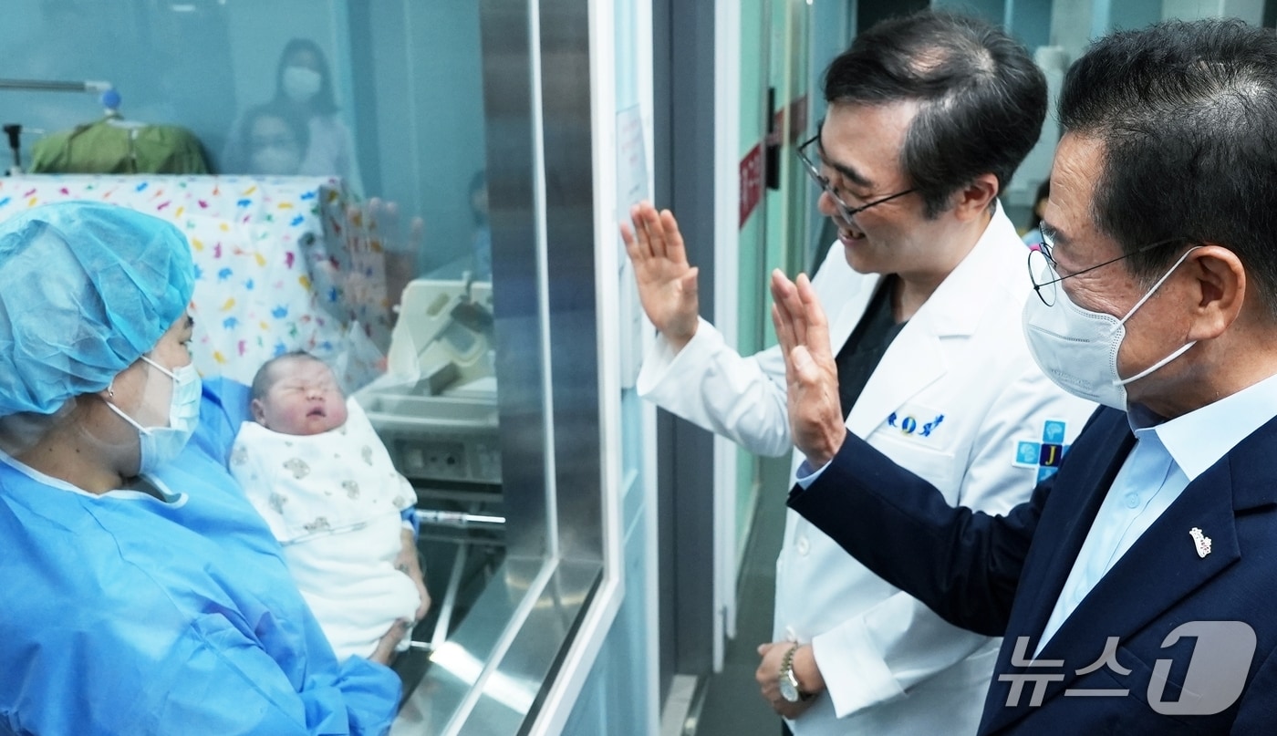 최기문 영천시장&#40;오른쪽 첫번째&#41;가 지난 25일 병원 의료진과 500번째 아기 탄생을 축하하고 있다.&#40;영천시 제공. 재판매 및 DB금지&#41;/뉴스1