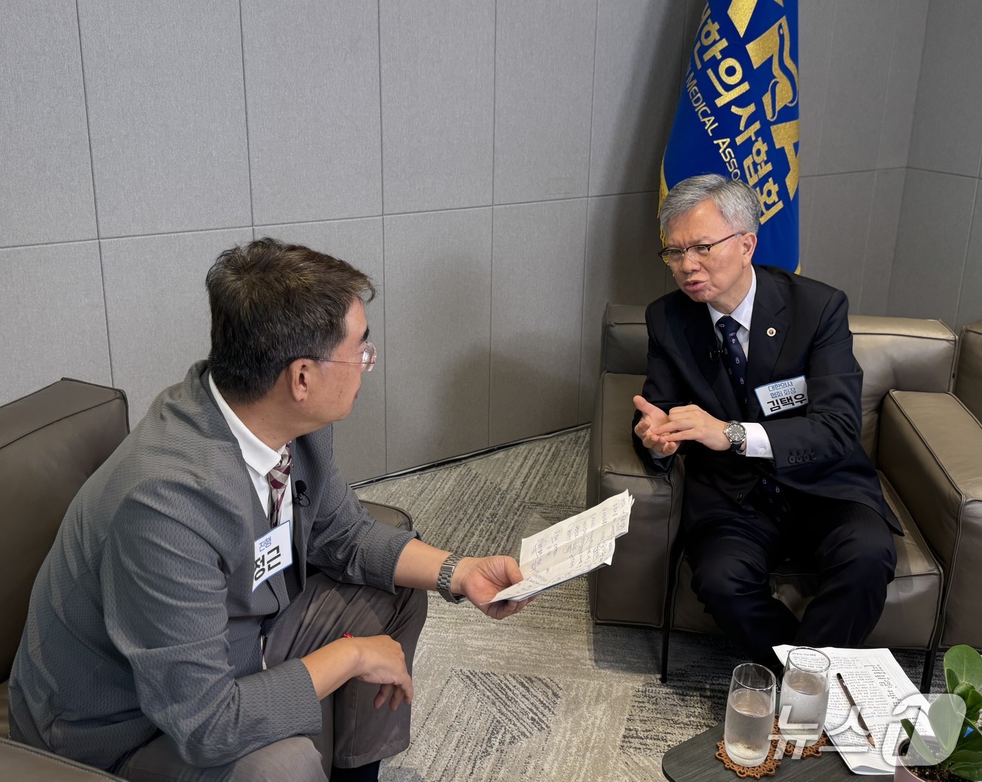 김택우 대한의사협회장(오른쪽)이 온닥터TV '메디컬포커스' 프로그램에 출연 장면.(온닥터TV 제공. 재판매 및 DB금지)