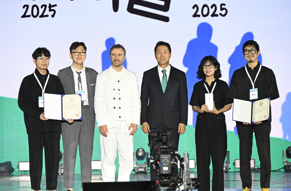 오세훈 서울시장과 토마스 헤드윅 총감독이 26일 열린송현 녹지광장에서 진행한 &#39;제5회 서울도시건축비엔날레&#39; 개막식에서 비엔날레상과 특별상 시상 후 기념촬영하고 있다.&#40;서울시 제공&#41;