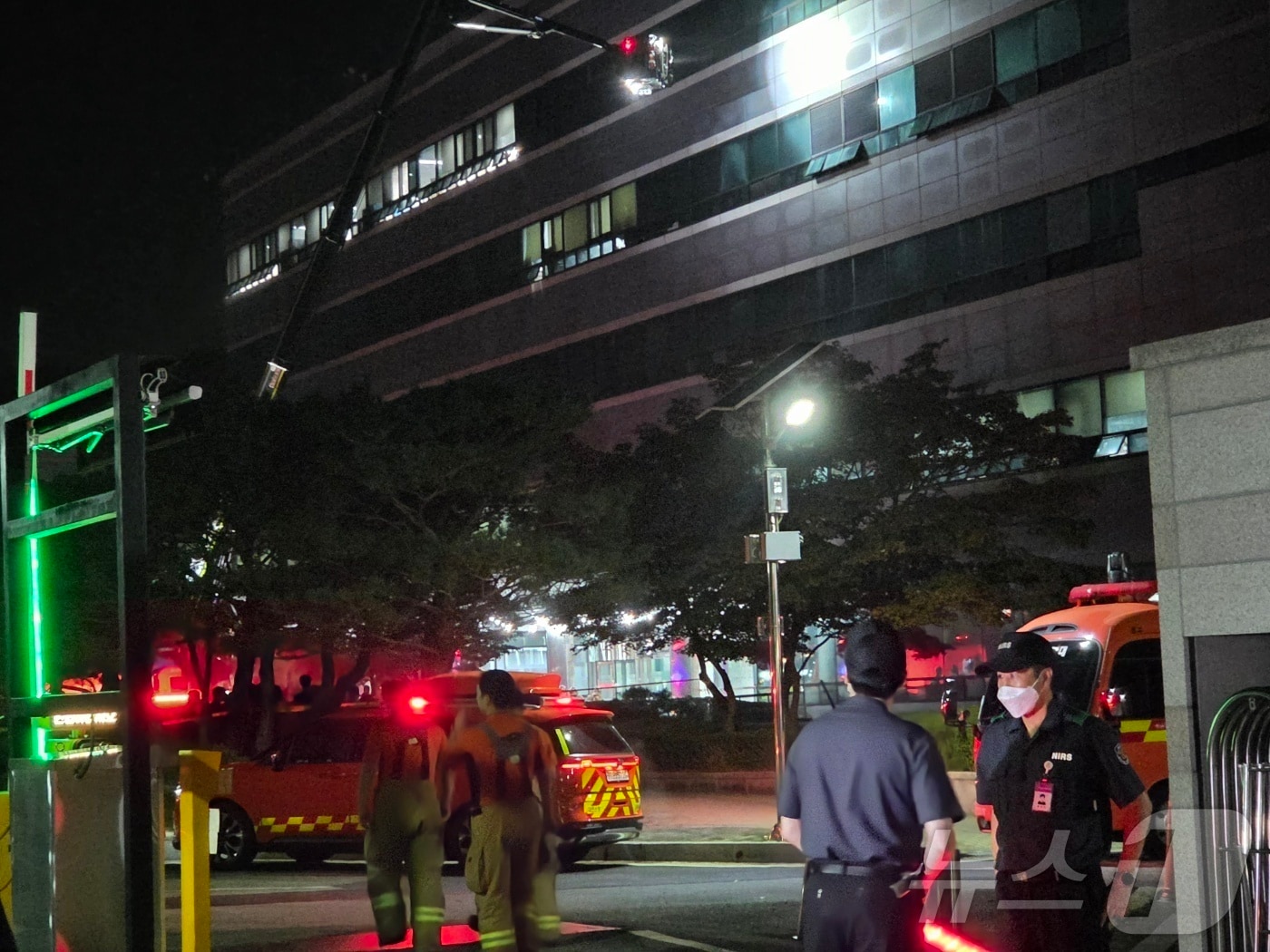 26일 오후 8시20분께 대전 유성구 국가정보자원관리원에서 불이 나 소방당국이 진화 작업을 하고 있다. 불은 5층 전산실 리튬이온 배터리에서 발생한 것으로 추정된다.  2025.9.27/뉴스1 ⓒ News1 김종서 기자