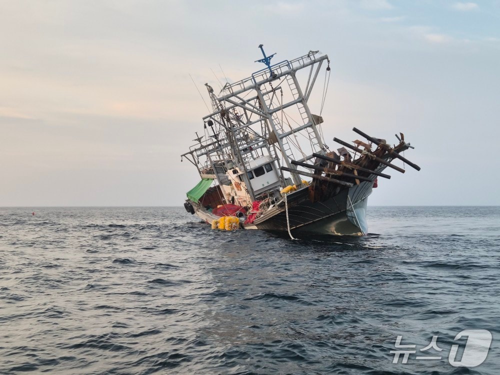 27일 오전 5시 6분께 전북 군산시 옥도면 흑도 인근 해상에서 72톤급 어선이 침수되는 사고가 발생했다.&#40;군산해경 제공. 재판매 및 DB금지&#41;2025.9.27/뉴스1