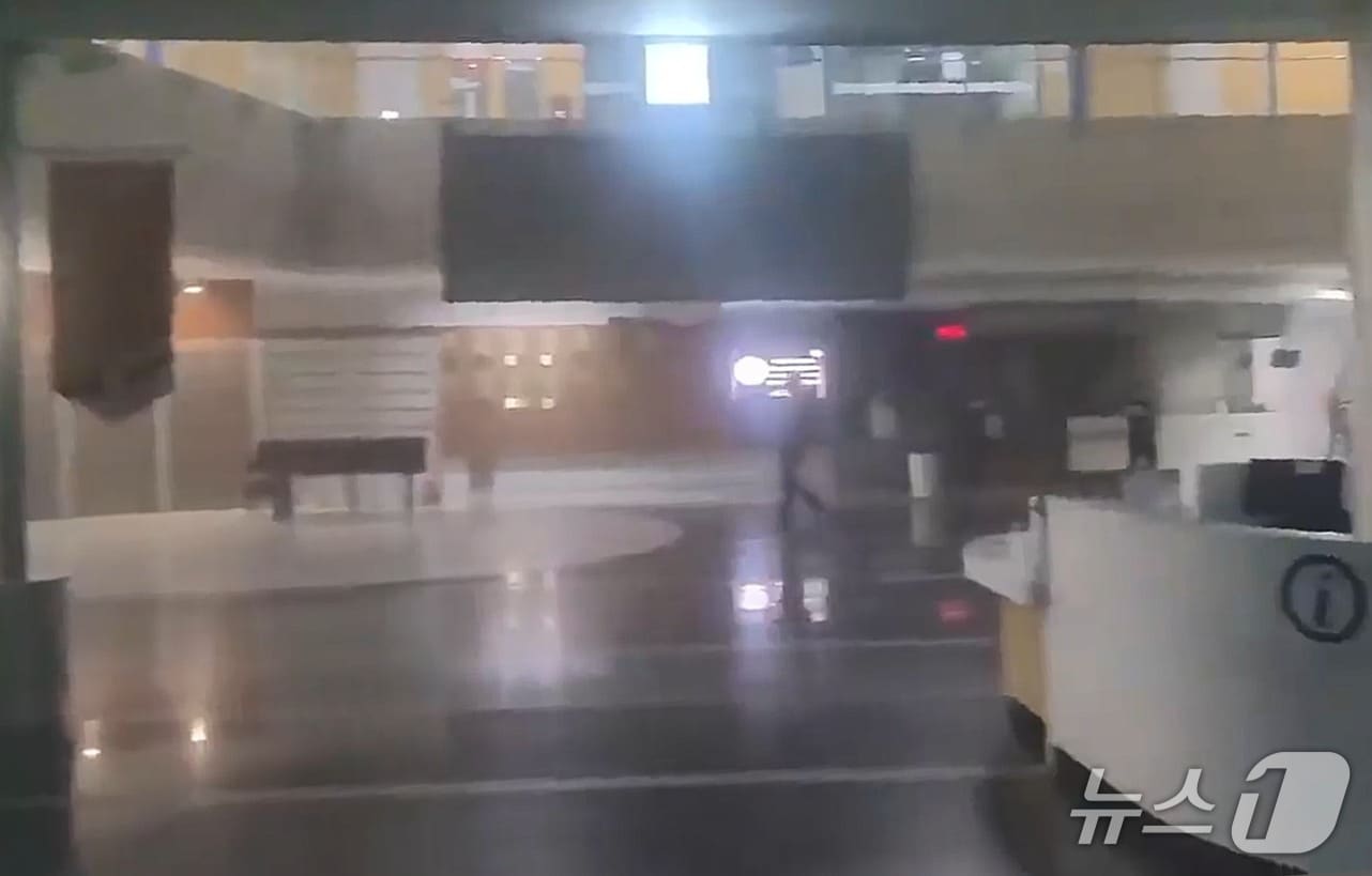 27일 새벽 제주대학교병원에서 불이 나 로비에 연기가 찬 모습.(제주도소방안전본부 제공. 재판매 및 DB 금지)