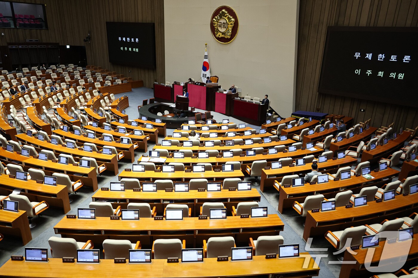 이주희 더불어민주당 의원이 27일 서울 여의도 국회에서 열린 제429회 국회(정기회) 제9차 본회의에서 방송미디어통신위원회의 설치 및 운영에 관한 법률안(대안)에 대한 무제한토론(필리버스터)을 하고 있다. 2025.9.27/뉴스1 ⓒ News1 유승관 기자