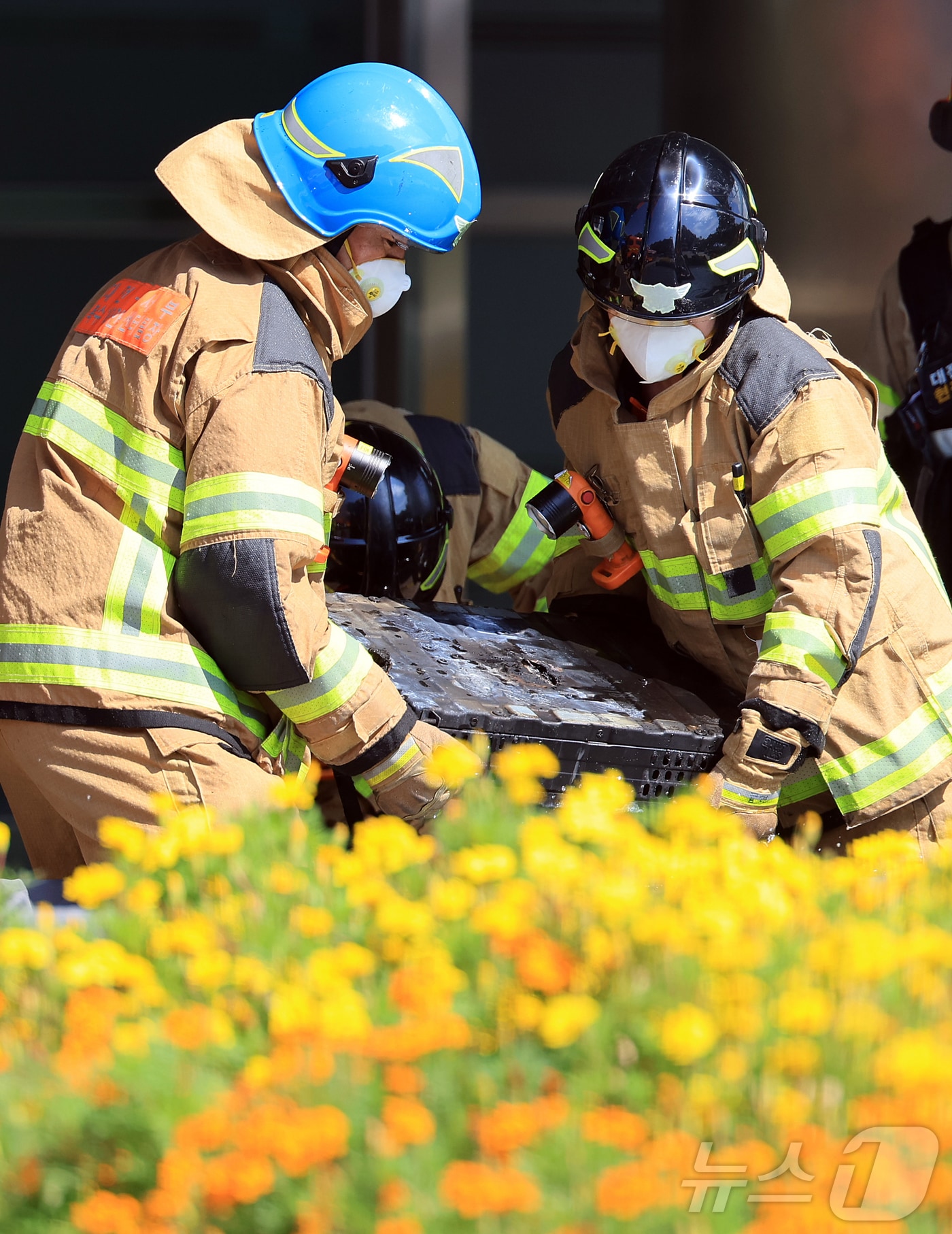 27일 오전 대전 유성구 국가정보자원관리원 화재현장에서 소방당국 관계자들이 폭발한 리튬배터리를 옮기고 있다. 전산 자원을 통합 관리하는 행정안전부 산하 국가정보자원관리원에서 지난 26일 오후 배터리 교체 작업 중 화재가 발생, 정부 온라인 서비스 70개가 마비됐다. 2025.9.27/뉴스1 ⓒ News1 김진환 기자