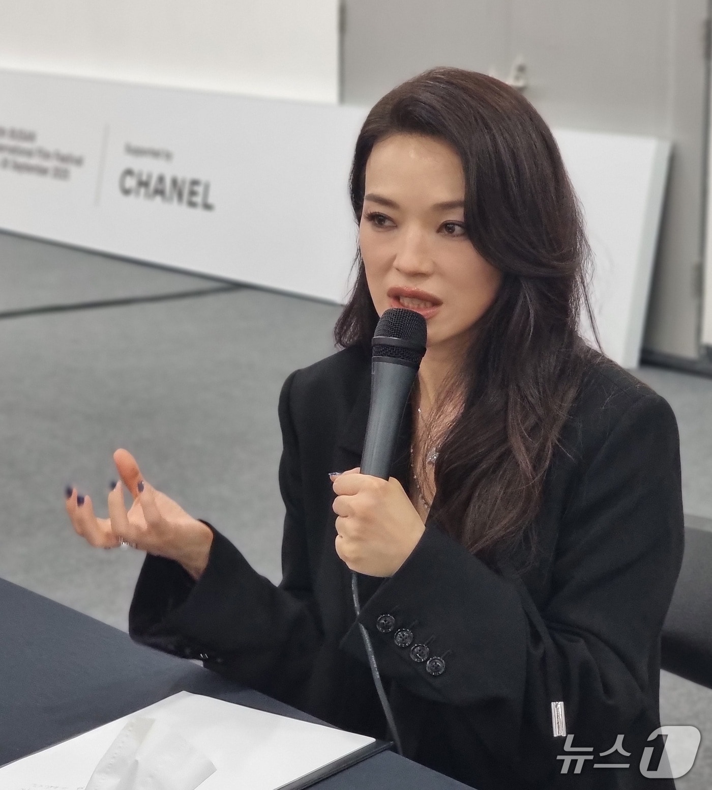 26일 부산 해운대구 영화의전당에서 열린 제30회 부산국제영화제 폐막식에서 대만 배우 서기가 감독상을 수상한 뒤 기자들과 인터뷰를 하고 있다. 2025.9.26/뉴스1 ⓒ News1 임순택 기자