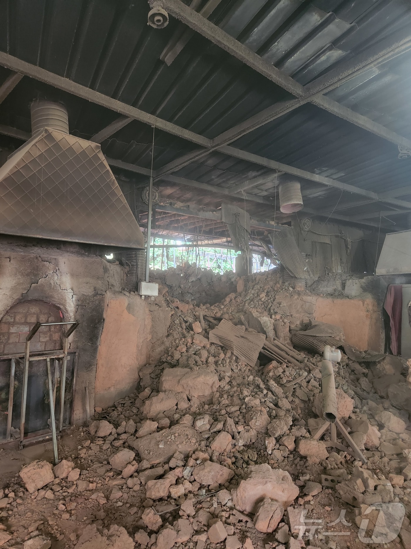 27일 경기 장흥면 숯가마 사우나에서 LPG 폭발 사고가 발생했다. 이 사고로 60대 남성과 70대 남성, 50대 여성 등 3명이 중상을 입고 병원으로 옮겨졌고, 25명이 경상을 입었다. 사진은 이날 가스 폭발 화재 현장. (경기북부소방재난본부 제공. 재판매 및 DB금지) 2025.9.27/뉴스1 ⓒ News1 배수아 기자