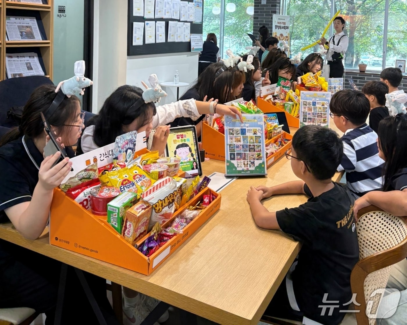 충북 증평교육도서관&#40;관장 하은아&#41;은 26일과 27일 이틀간 &#39;2025년 책봄 증평독서축제&#39;를 학생과 지역주민의 호응 속에 개최했다.&#40;괴산증평교육지원청 제공&#41;/뉴스1