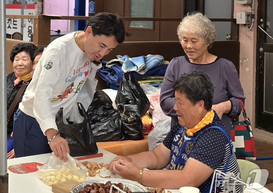 김진태 강원도지사가 오는 추석 전날까지 도내 6개 시군의 10여 개 전통시장에서 추석맞이 장보기 일정을 소화하는 가운데, 일정 첫 날인 27일 고성군 간성전통시장에서 장보기에 나섰다. (강원도 제공. 재판매 및 DB금지) 2025.9.27/뉴스1
