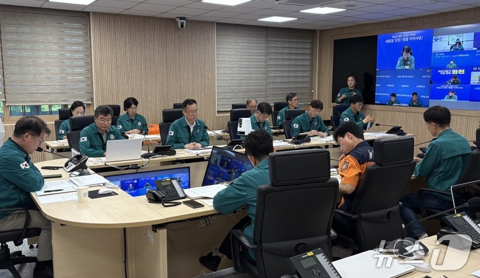 지난 26일 대전에 위치한 국가정보자원관리원 전산실 화재로 전국 주요 기관의 전산망에 장애가 발생한 가운데, 여중협 강원도 행정부지사가 27일 오후 도청에서 대응을 위한 재난안전대책본부 회의를 주재했다. (강원도 제공. 재판매 및 DB금지) 2025.9.27/뉴스1