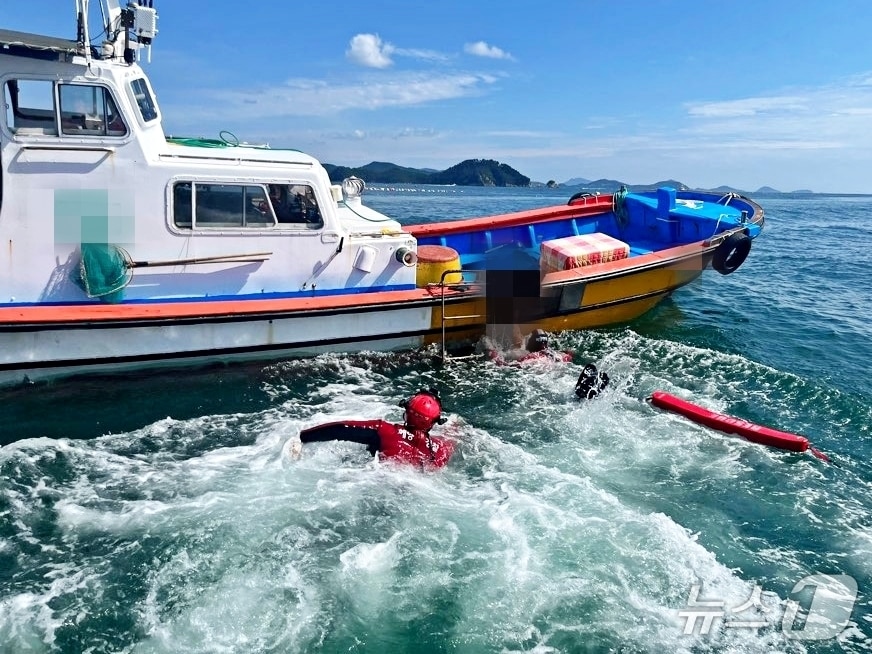 27일 오후 해경이 잠수기 조업을 나갔다가 의식을 잃은 50대 여성 잠수사를 구조하고 있다.(통영해경 제공. 재판매 및 DB금지)