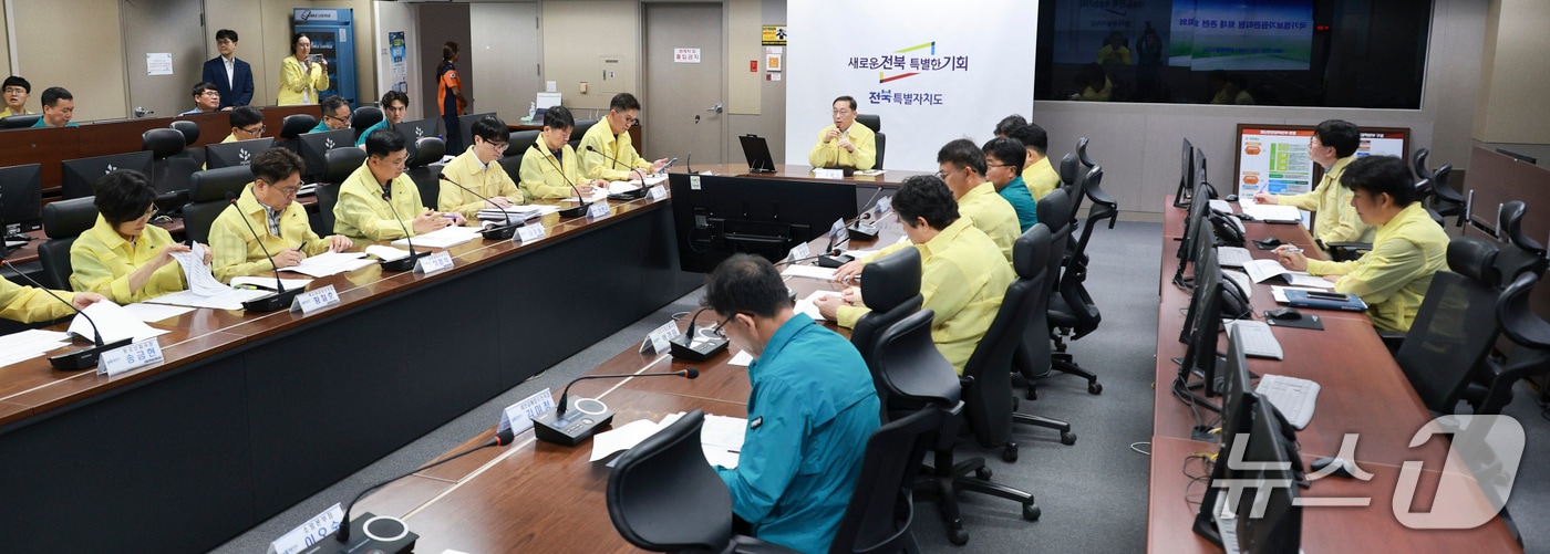 전북도는 27일 도청에서 노홍석 행정부지사 주재로 20개 협업부서와 시·군 부단체장이 참여한 긴급 대책회의를 열고, 도내 시스템 가동 상황을 점검하고 도민 불편 최소화 대책을 논의했다(전북도 제공. 재판매 및 DB금지)2025.9.27/뉴스1