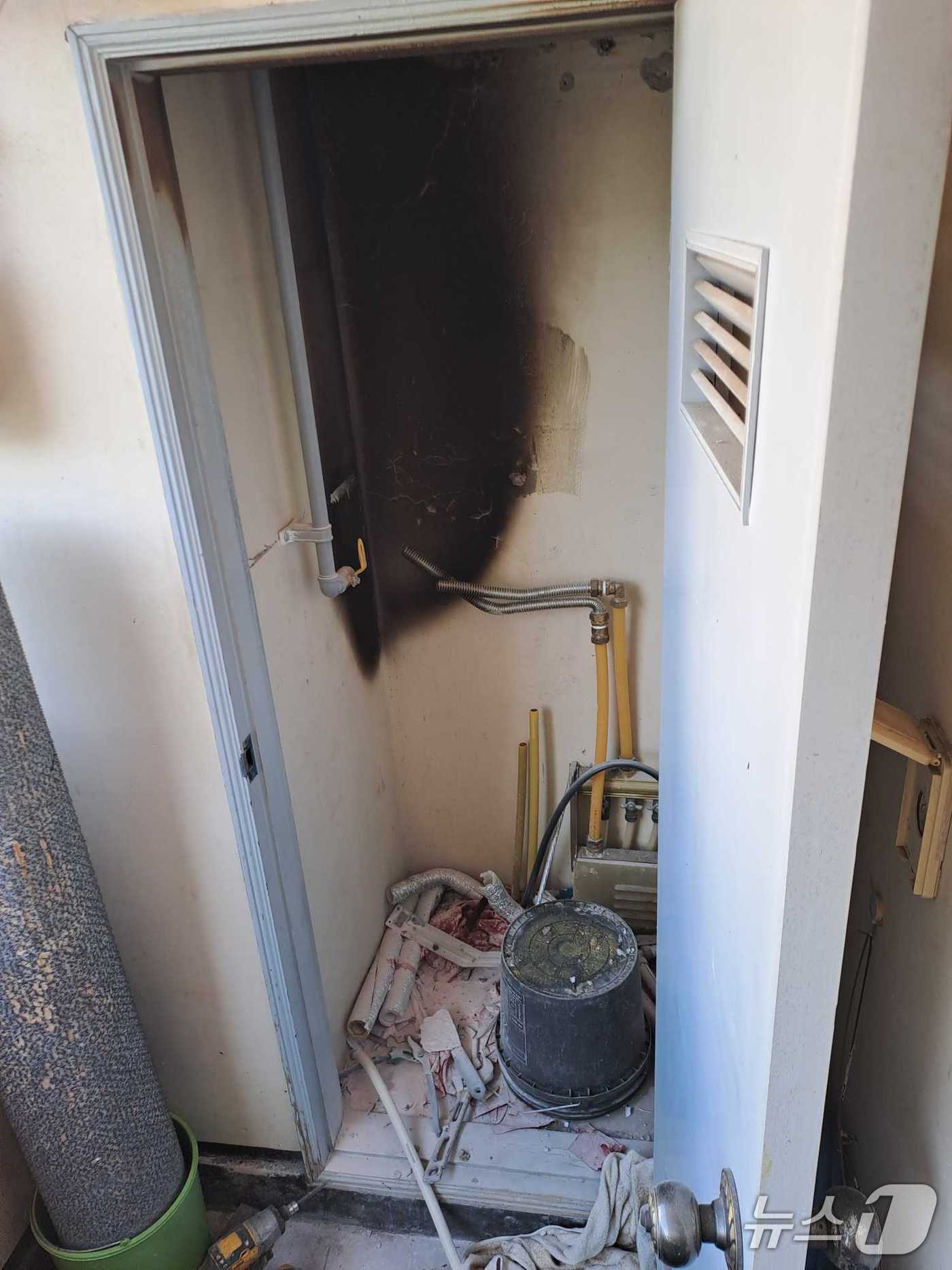 27일 오전 9시쯤 강원 강릉시 노암동 한 아파트에서 가스 시설 공사 중 폭발 사고가 발생, 외국인 근로자 1명이 다쳤다. &#40;강원도소방본부 제공. 재판매 및 DB금지&#41; 2025.9.27/뉴스1