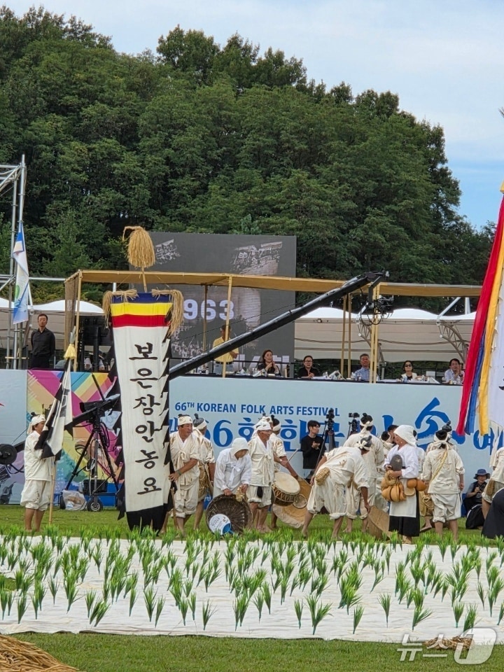 [풍경]"다음 세대에 전승"...영동국악엑스포 기간 한국민속예술 경연 - 뉴스 썸네일 이미지