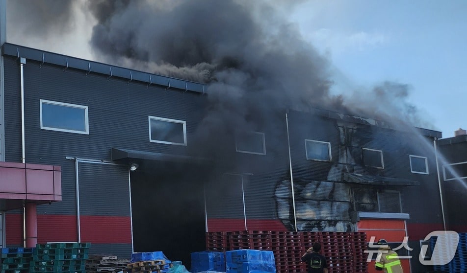 27일 오전 10시 30분쯤 강원 춘천시 퇴계동 소재 퇴계농공단지의 한 공장에서 발생한 화재가 51분 만인 오전 11시 21분쯤 진화됐다. &#40;독자 제공. 재판매 및 DB금지&#41; 2025.9.27/뉴스1
