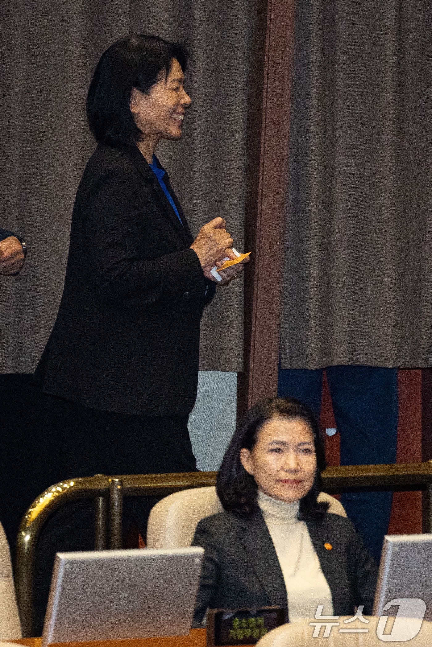 최민희 국회 과학기술정보방송통신위원장이 27일 서울 여의도 국회에서 열린 제429회 국회&#40;정기회&#41; 제9차 본회의에서 방송미디어통신위원회의 설치 및 운영에 관한 법률안&#40;대안&#41;에 대한 무제한토론&#40;필리버스터&#41; 종결동의의 건 투표를 마친 후 미소 지으며 이진숙 방송통신위원장 뒤를 지나고 있다. 2025.9.27/뉴스1 ⓒ News1 유승관 기자