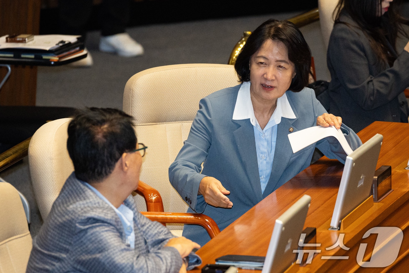 2025년 9월 27일 추미애 국회 법제사법위원장과 박지원 더불어민주당 의원이 서울 여의도 국회에서 열린 제429회 국회(정기회) 제9차 본회의에서 인사하고 있다. 2025.9.27 ⓒ 뉴스1 유승관 기자