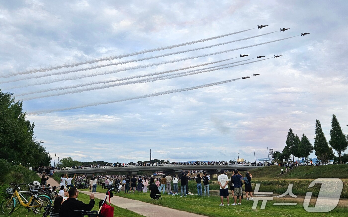 27일 오후 대한민국 공군특수비행팀 블랙이글스가 경주국가유산야행이 열린 경북 경주시 월정교 상공에서 에어쇼를 펼치고 있다. 2025.9.27/뉴스1 ⓒ News1 최창호 기자