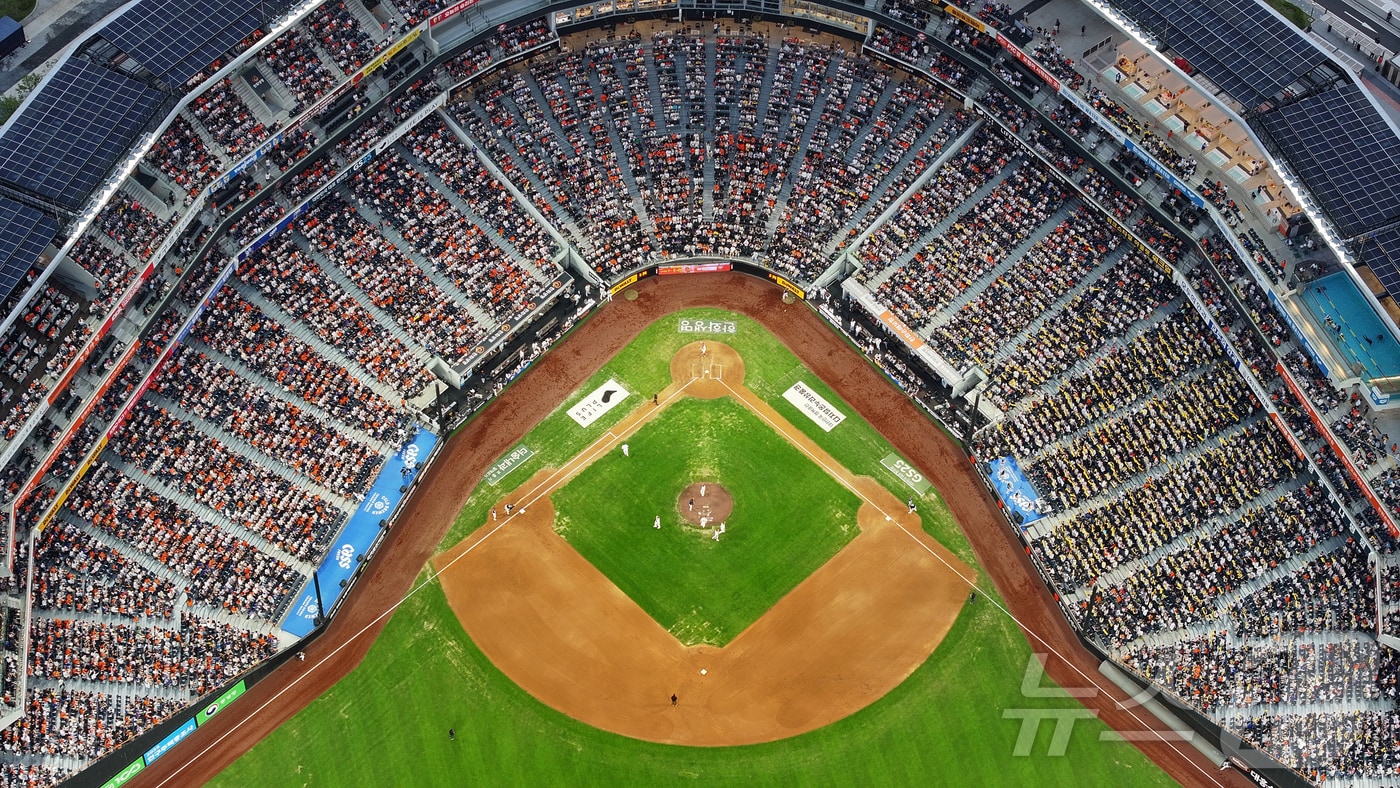 27일 대전 한화생명 볼파크에서 열린 프로야구 '2025 신한 SOL뱅크 KBO 리그' LG 트윈스와 한화 이글스의 경기를 찾은 수많은 야구팬들이 응원을 펼치고 있다. (사진은 기사 내용과 무관함) 2025.9.27/뉴스1 ⓒ News1 자료 사진