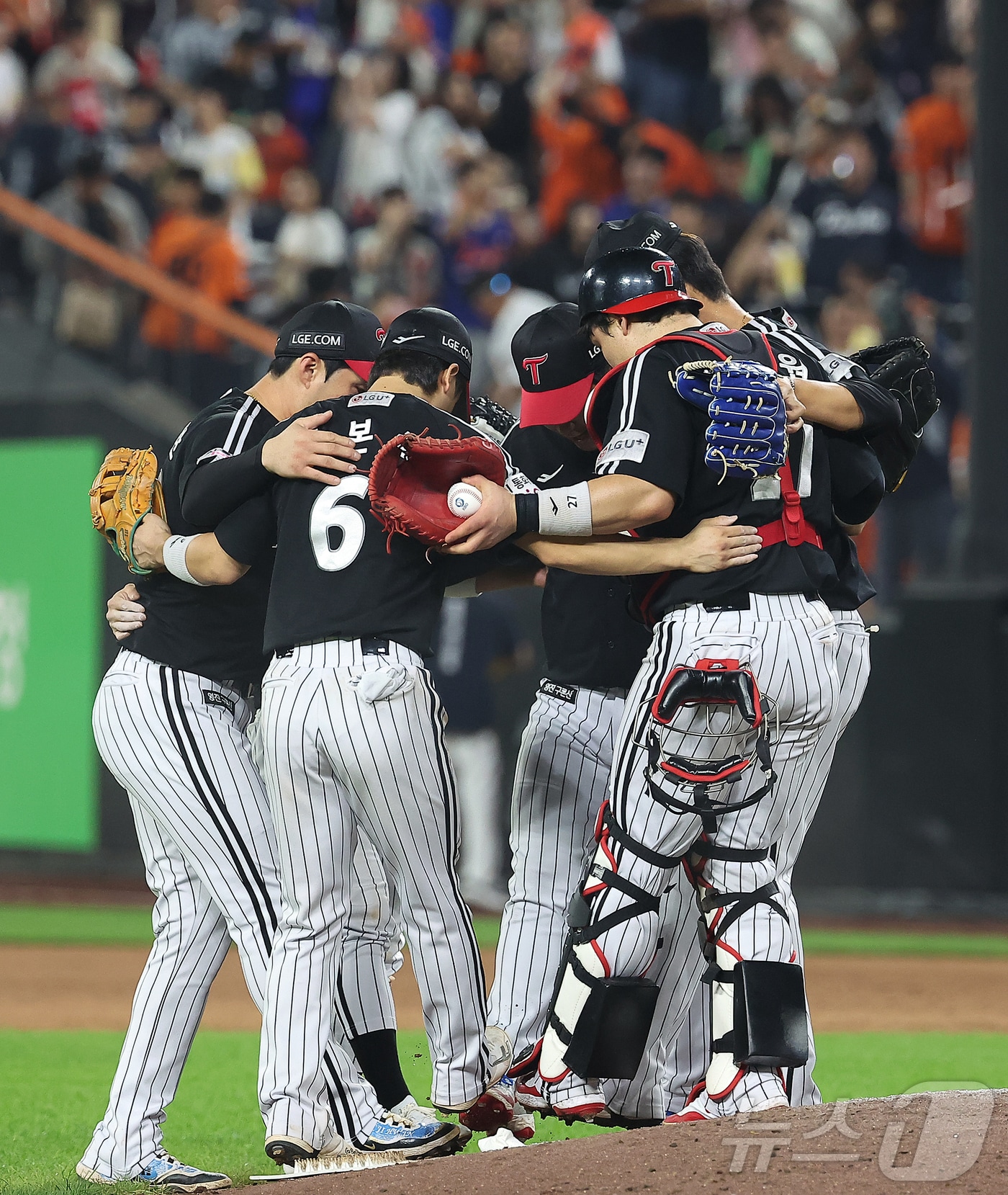 27일 오후 대전 한화생명 볼파크에서 열린 프로야구 '2025 신한 SOL뱅크 KBO 리그' LG 트윈스와 한화 이글스의 경기에서 9대2로 승리한 LG 선수들이 기쁨을 나누고 있다. 이날 승리로 LG 트윈스는 정규시즌 우승을 위한 매직넘버를 1로 줄였다. 2025.9.27/뉴스1 ⓒ News1 김진환 기자
