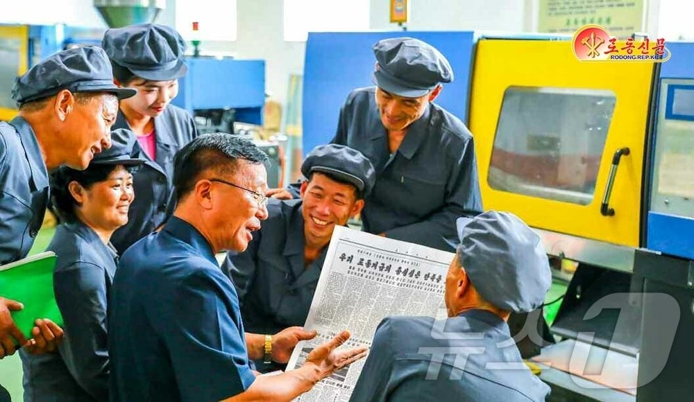 &#40;평양 노동신문=뉴스1&#41; = 북한 노동당 기관지 노동신문은 28일 평양전기건재공장 초급당일꾼&#40;간부&#41;들이 종업원들을 상대로 정치사업을 벌이고 있다고 보도했다. [국내에서만 사용가능. 재배포 금지. DB 금지. For Use Only in the Republic of Korea. Redistribution Prohibited] rodongphoto@news1.kr