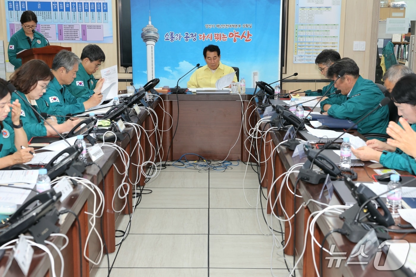 나동연 시장이 전날 재난안전대책본부 상황실에서 긴급 대책회의를 주재하고 있다.(양산시 제공. 재판매 및 DB금지)
