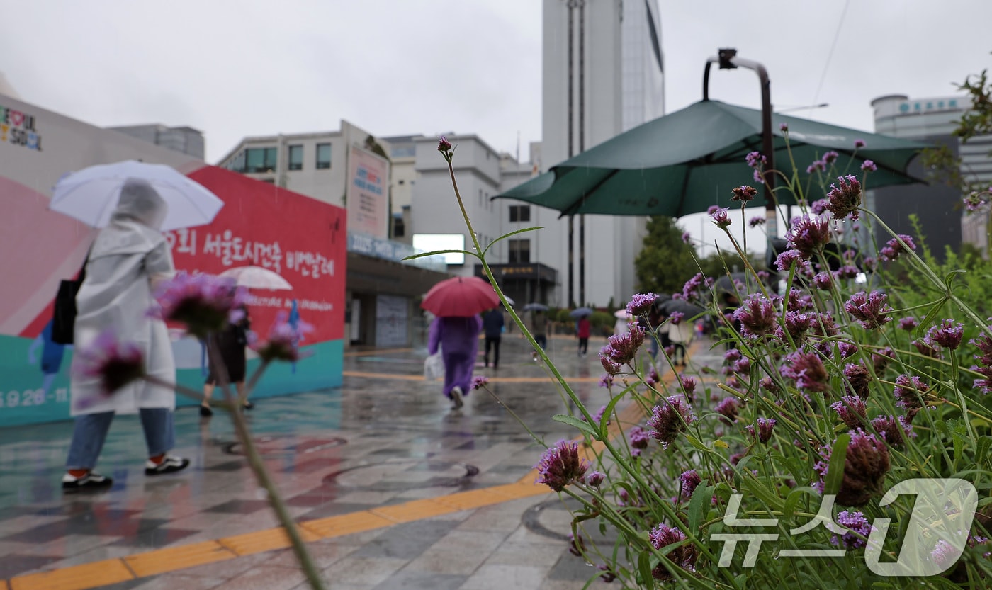 전국적으로 비가 내린 28일 서울 중구 서울시의회 앞에서 시민들이 우산을 쓴 채 발걸음을 옮기고 있다. 2025.9.28/뉴스1 ⓒ News1 김성진 기자