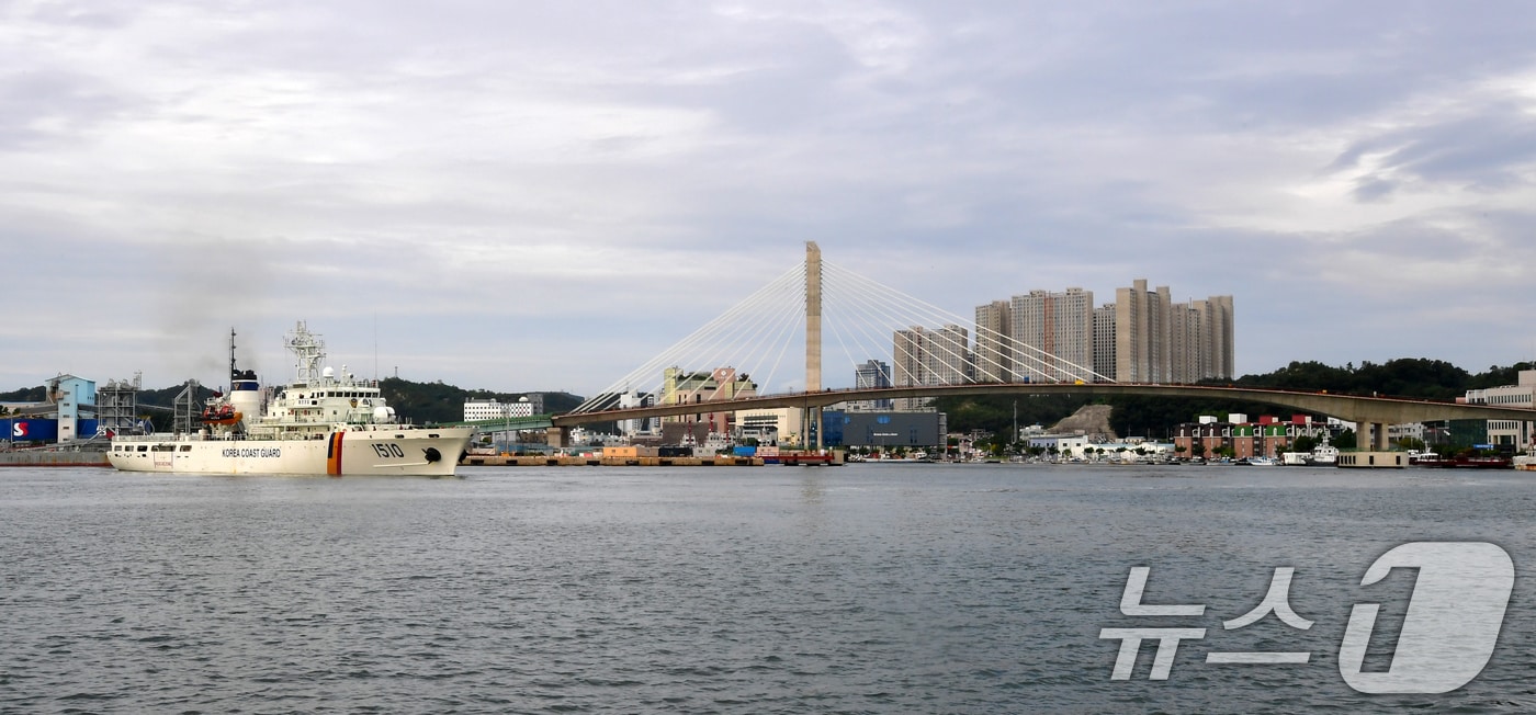 28일 경북 포항시 북구 해오름대교 마무리공사가 한창인 가운데 포항해경 1500톤급 대형함정이 전용부두에서 출항하고 있다. (사진은 기사 내용과 무관함) 2025.9.28/뉴스1 ⓒ News1 최창호 기자